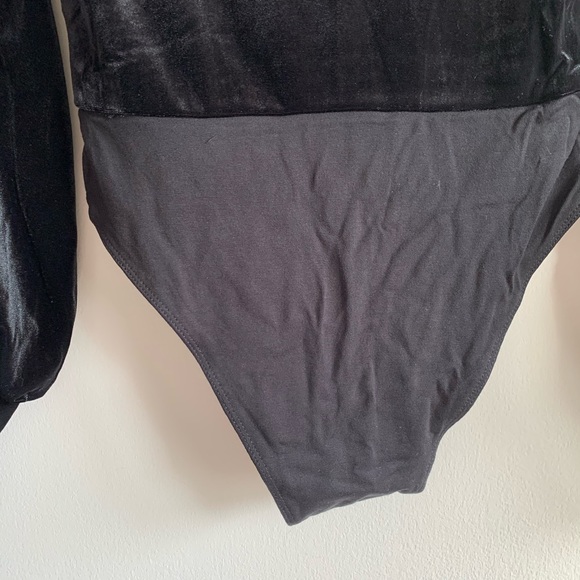 Bardot Bryony Balloon Sleeve Velvet Bodysuit black - Picture 14 of 16